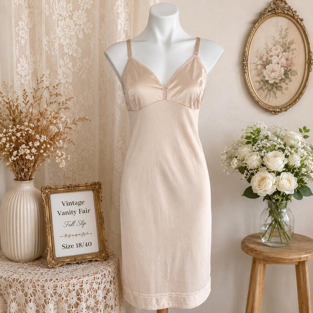 Vintage Vanity Fair Beige Nylon Full Slip Molded Cup Lace Trim Size 18/40